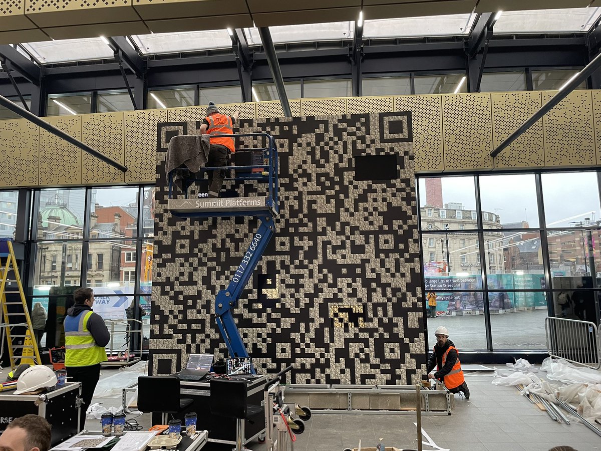 👀 👀 something awesome is happening in Leeds train station! <a href="/LEEDS_2023/">LEEDS 2023</a> @The_Tetley <a href="/BritishArts/">British Council Arts</a>!