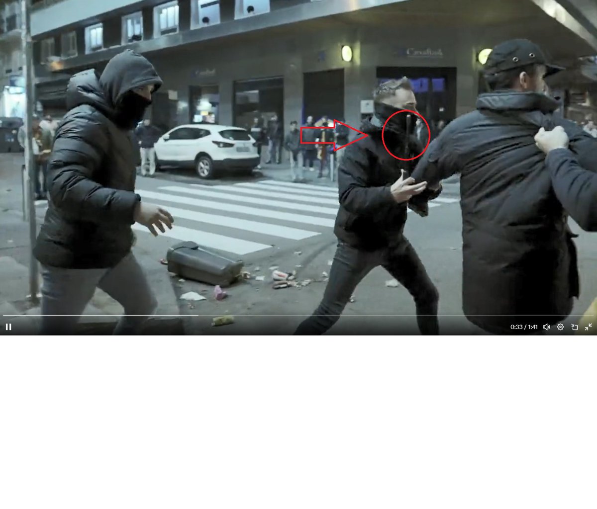 GuillermoRocaf1's tweet image. Agentes de la @policia secreta con #PORRAS EXTENSIBLES de metal en los alrededores de #Madrid, agrediendo a ciudadanos pacíficos.
La Violencia Policial está desatada. Máxima cautela.
#Investidura #Ferraz @sanchezcastejon