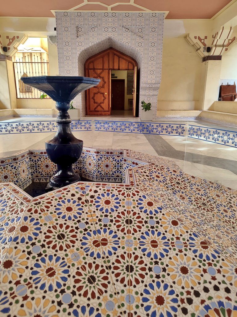 madridarabe's tweet photo. Buenos días desde la #Mezquita Central de #Madrid, la primera que se construyó en la ciudad desde la conquista de Alfonso VI en el 1085. Aquí el patio o sahn, con la fuente o sabil en primer plano y al fondo el iwam de inspiración #persa. ☪️ https://t.co/JbfDGWqOzb