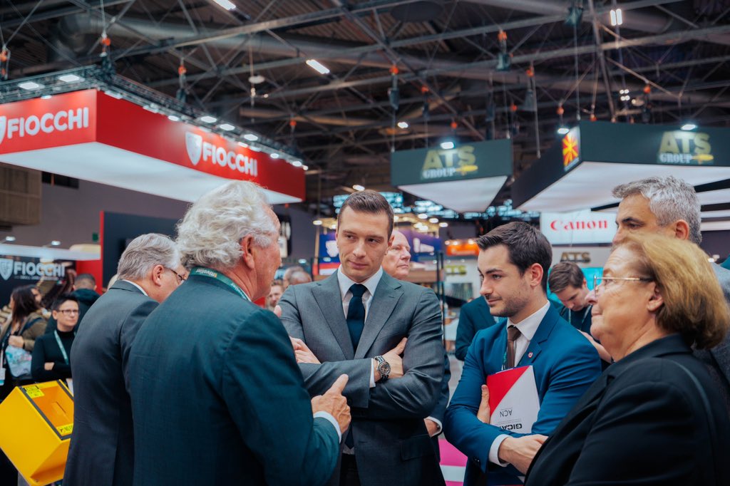 J_Rancoule's tweet image. 🇫🇷 J'étais au Salon #Milipol avec notre Président @J_Bardella et une délégation de députés du @groupeRN_off.

Engagé depuis plus d'un an au sein de la commission de la défense, j'ai toujours eu à cœur d'aller à la rencontre des professionnels du secteur pour connaître leurs