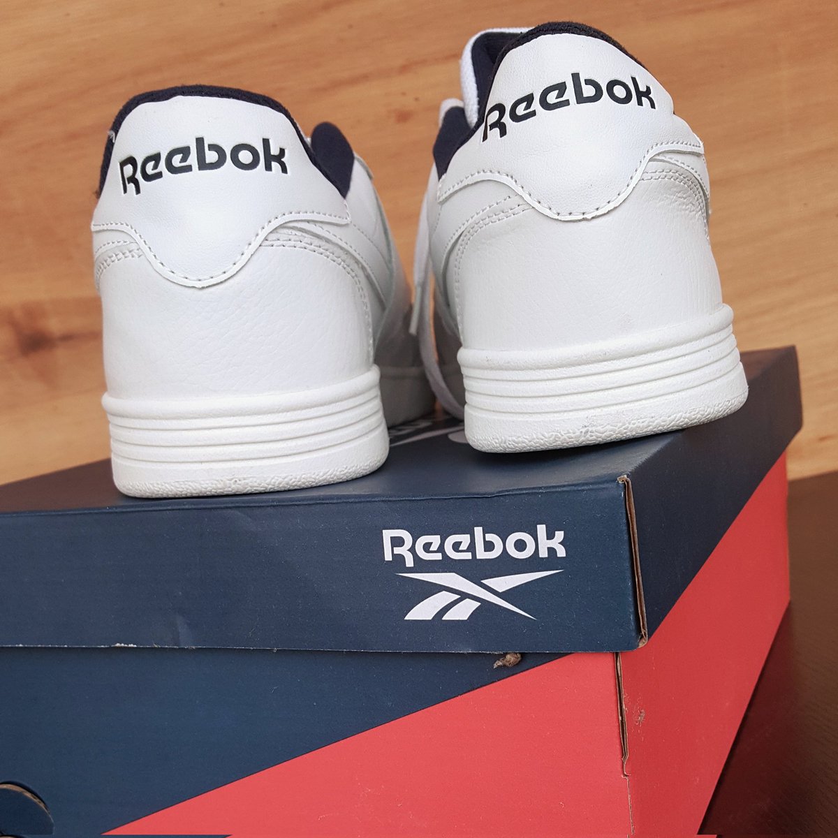 Labonnechemise's tweet photo. Les tennis blanches de qualité donne toujours un style particulier 🔥

Reebok Classics 💯 

1. White Blue 43/44/45 normal
2. White &amp;green  42.5-43  /45-46 

25000f 

Faîtes vous plaisir ou faîte plaisir à un de vos proches😊

https://t.co/YPe2QcSklj https://t.co/GLrhZ9sIIy