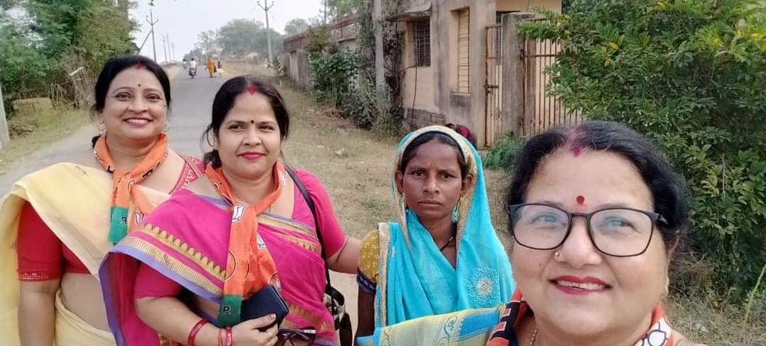 BJPMP4MM's tweet photo. जैसीनगर विधानसभा भाजपा प्रत्याशी श्रीमती मनीष सिंह जी के लिए जनसंपर्क 

महिला मोर्चा

@BJP4MP @BJPMahilaMorcha @MayaNaroliya @KavitaPatidar_ @VanathiBJP @SujataPadhyBJP 

#MM4MP https://t.co/dPGcnxbT6s