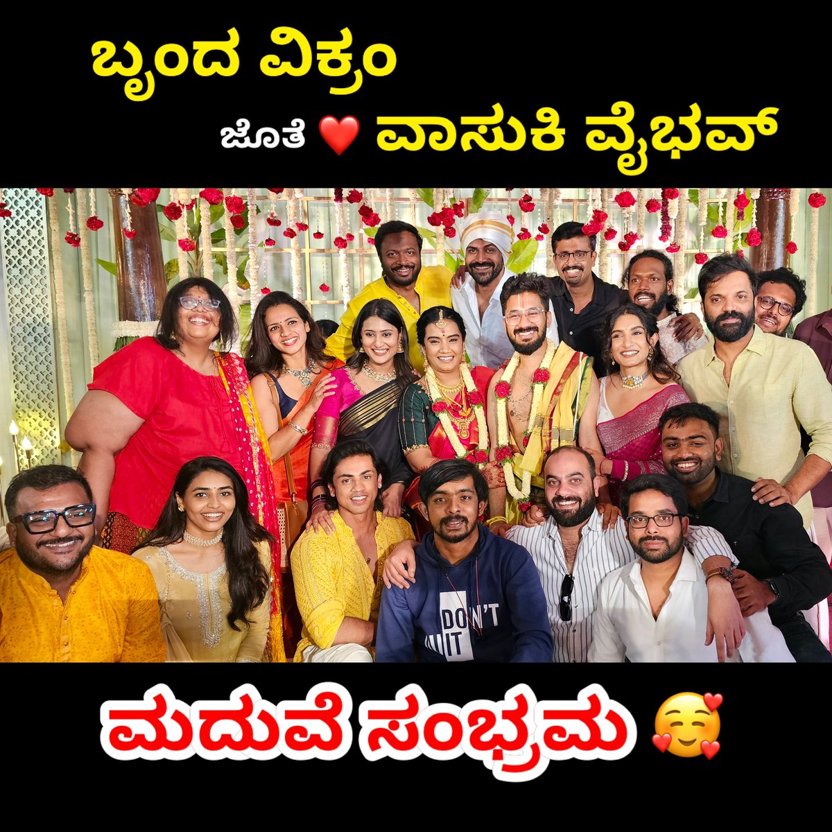 HarishNagaraju_'s tweet photo. ಮದುವೆ ಸಂಭ್ರಮ 🥰❤️ 💐 @Dhananjayaka @amrutha_iyengar @gowda_sapthami @pannagabharana @SathishNinasam
#vasukivaibhav #marraige #groom #anchorharishnagaraju #marriage #marriagetime #singer #musicdirector #sandalwood #celebrities #happyfaces #happytime https://t.co/VS6Iluwkr6