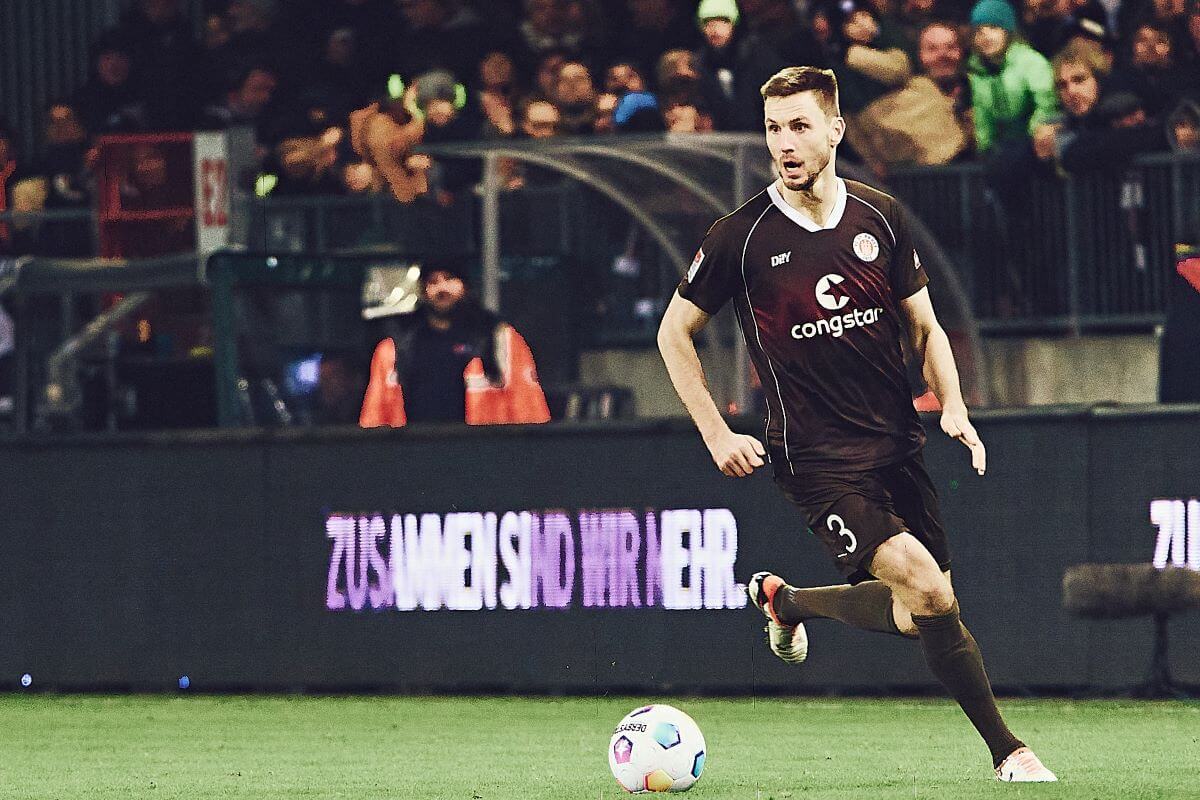 MillernTon (@millernton) on Twitter photo Neu im Blog:
"Mehr als eine Grätsche"
Hinter den erfolgreichen Geschichten, welche Spieler des FC St. Pauli schreiben, geht die von Karol Mets etwas unter. Zu Unrecht, zeigen die Statistiken.
(Foto: <a href="/rim_light/">@rim_light@norden.social</a>)
#FCSP
millernton.de/2023/11/16/meh… Neu im Blog:
"Mehr als eine Grätsche"
Hinter den erfolgreichen Geschichten, welche Spieler des FC St. Pauli schreiben, geht die von Karol Mets etwas unter. Zu Unrecht, zeigen die Statistiken.
(Foto: <a href="/rim_light/">@rim_light@norden.social</a>)
#FCSP
millernton.de/2023/11/16/meh…