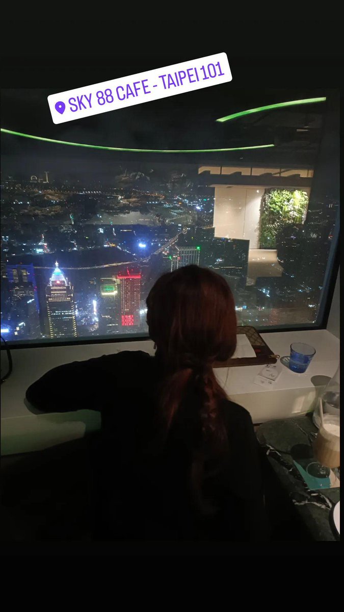 aka549999's tweet photo. 天空興波

這是唯一可以不用買101景觀台門票，就可以到88樓俯瞰台北美景的好地方，只要一個人250元♥️

以前介紹過興波總店，這次來講101的天空興波。預約是一定要的，四個人的話可以選擇低消2000的窗邊座位，要是只有兩個人的話也可以，但就要買一些濾掛咖啡才有可能到低消。

最經濟的方法是愉悅站位，有外帶區也可以在那邊站著看美景拍照，這是最省錢的方法。

必須要點的，是這個威士忌提拉米蘇，是��的最愛。其他還有三色地瓜吐司也很特別，甜點大概都200多到三百。

上面的風景天氣好的話真的很不錯，是個帶妹子去很酷炫的約會地方喔♥️