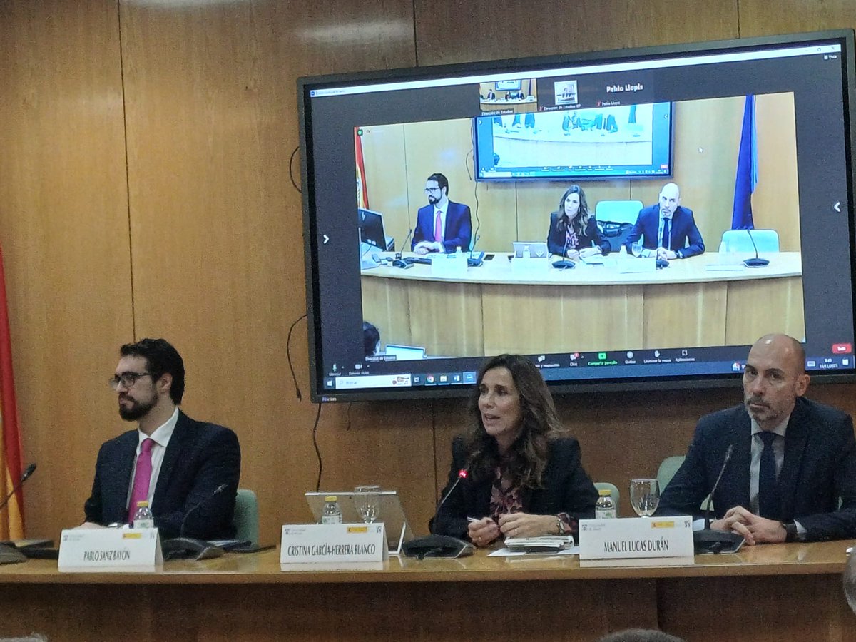 Presenta la jornada. <a href="/CristinaGHerrer/">Cristina Garcia-Herrera</a> bit.ly/3QzjZ82