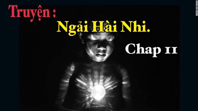 Vnd1405's tweet photo. #Ngải_Hài_Nhi.
#Chap11-P1 : Không Lối Thoát...
" Cộc...Cộc...Cộc..."
Vân ngần ngại không muốn mở cửa , vì với những chuyện vừa xảy ra không ngoài khả năng bên ngoài cánh cửa kia lại là một thứ gì đó vô cùng kinh dị đang chờ Vân. Cô rụt rè tiến lại gần , một giọng nói bất ngờ vang lên :
- Vân ơi , dì Phượng đây....Con có trong nhà không...??
Thì ra là dì Phượng , nghe tiếng dì Vân vội ra mở cửa nhưng đứng trước cánh cửa Vân lại do dự. Vân nhớ lại lần trước khi Vân đang ở trong phòng bà Lanh cũng có giọng mẹ Vân gọi nhưng đi ra thì không có ai , sau đó bà Lanh chết . Không dám thở mạnh , Vân nhẹ nhàng mở cửa ra nhưng chẳng thấy ai ở bên ngoài cả , trên tay nắm cửa có treo một túi đồ ăn nào là bánh kẹo , sữa tươi , cả trứng rồi mỳ tôm kèm mảnh giấy :
- Dì đến nhà nhưng gọi điện thì con không nghe máy , gọi cửa không thấy trả lời. Dì có mua cho con ít đồ ăn treo ngoài cửa. Con đọc được thì gọi lại cho dì.
Vân tự trách bản thân quá đa nghi , dì Phượng gọi mãi không thấy Vân trả lời nên đã để lại lời nhắn rồi đi về. Phải chi có dì Phượng ở đây thì Vân đỡ sợ đi được bao nhiêu. Bình tâm lại một chút , Vân cầm túi đồ ăn lên tầng ba , đi vào phòng Vân bóc hộp bánh , uống một hộp sữa. Ban nãy Vân đi xuống tầng một điện thoại Vân để trên giường trong phòng. Với lấy cái điện thoại quả thật dì Phượng đã gọi cho Vân 6 cuộc. Nhưng kỳ lạ , tất cả cuộc gọi đều báo lúc 9h30 tối , lúc đó Vân đã tỉnh và đang ở dưới tầng một với những sự việc kinh hoàng. Sao lúc đó dì Phượng gọi cửa Vân lại không nghe thấy gì.
Đổ mồ hôi hột Vân lấy điện thoại gọi cho dì Phượng , may quá dì Phượng chưa ngủ . Thấy Vân gọi dì vội bắt mắt :
- Vân đấy à con , sao giờ mới gọi cho dì....Chắc con ngủ hả , khổ thân con tôi...
Vân lắp bắp , giọng hơi run run hỏi dì :
- Dì ơi có phải...dì....vừa....ở..nhà...con về...không....?
Dì Phượng lấy làm ngạc nhiên nói :
- Đúng là nãy dì có đến nhà con nhưng đợi mãi không thấy con đâu nên dì treo đồ ăn ở cửa chính. Sau đó dì về , tầm đó là 10h tối rồi. Dì ở ngoài đợi con phải mất 30' đấy....
Không thể nào , vừa mới đây thôi lúc 11h Vân nghe rõ đúng giọng dì Phượng. Sao dì lại có thể về lúc 10h được , lại còn đứng ngoài đợi 30' . Khoảng thời gian đó Vân đang ở ngay trong phòng khách , sự sợ hãi khiến Vân hét lên kinh hãi , sao dì ở ngoài lại không nghe thấy....Đang nghe điện thoại thì cửa phòng Vân lại có tiếng gõ cửa :
" Cộc...Cộc.....Cộc.."
Vân làm rơi điện thoại xuống giường , bên trong là tiếng đi Phượng vẫn đang hỏi Vân , thấy Vân không trả lời dì vẫn :
- Alo, Alo...con còn đó không Vân...??
Vân tắt điện thoại , giọng nói ngoài cửa phòng Vân vang lên :
" Vân....ơi...mở....cửa...cho....Dì...."
" Dì....Phượng...đây...con....ơi.."
" he....he....he....he...."