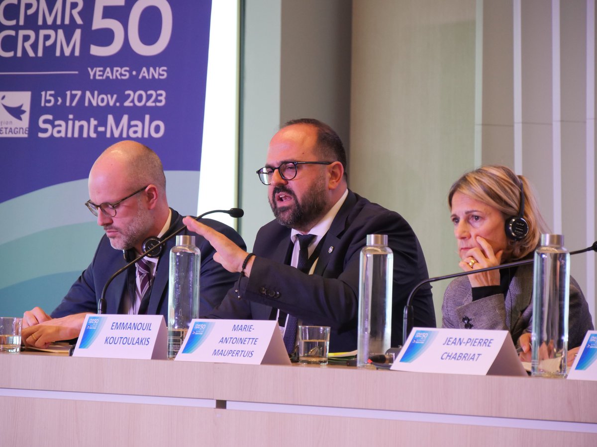 CPMR_ISLANDS's tweet photo. 🗣 Emmanouil Koutoulakis, Secr. General of Ministry of @naftilias of Greece @govgr 🇬🇷 highlighted 🗝️elements for the islands :
☑️Coordination between all political levels and stakeholders
☑️Investment in connectivity should be a priority
☑️Need for an #IslandsPact https://t.co/XwXMtcB1oP