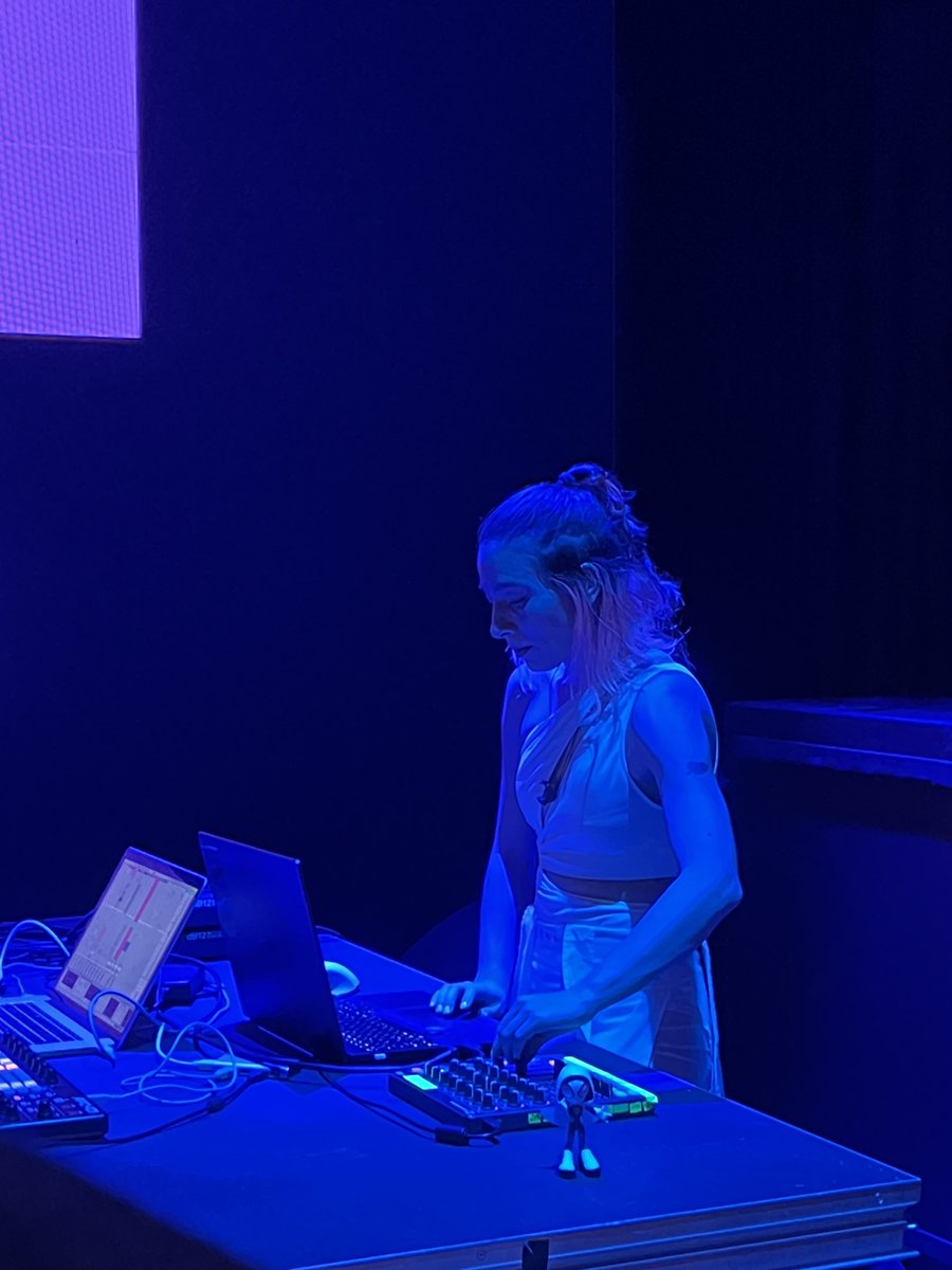 fuatgenc_art's tweet photo. Dün gece Kaft ve Nvidia ortaklığıyla gerçekleştirilen #creatorsnight etkinliğindeydik. Hem sahnede sevdiğim arkadaşlarımın audiovisual performansları vardı, hem de etkinliğe gelen sevdiğim ve kaçtır denk gelemediğim bazı arkadaşlarımla karşılaştık. 

Kaç haftadır pc başında projeler ve müşteri sunumlarıyla çürüdüğüm için o kadar daralmışım ki, mental olarak şu etkinlik çok iyi geldi cidden.