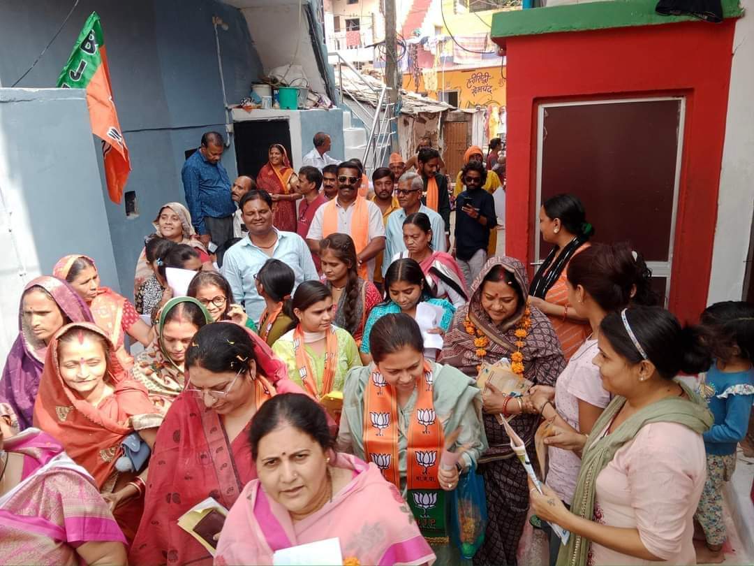 BJPMP4MM's tweet photo. पन्ना विधा��सभा में महिला मोर्चा ने किया भाजपा प्रत्याशी के लिए जोरदार प्रचार ।फिर एक बार भाजपा की सरकार

अपनी सरकार भाजपा सरकार
समृद्ध मध्य प्रदेश

#MM4MP @BJPMahilaMorcha @BJPMahilaMorcha @MayaNaroliya @KavitaPatidar_ @VanathiBJP @SujataPadhyBJP https://t.co/v2RXWYaVQu