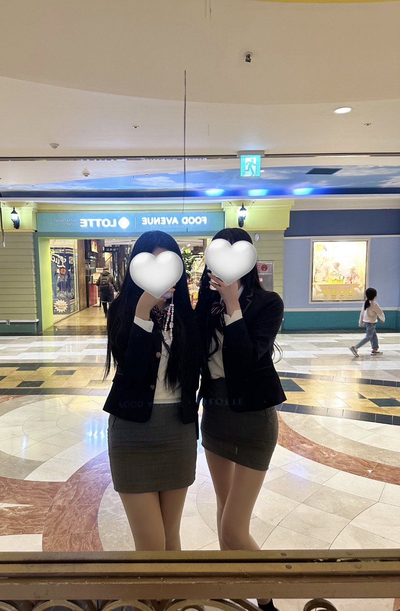 gts4_0po's tweet photo. 約1年ぶりのロッテワールド🫶🏻
寒くなる前に制服着れて大満足🤍🤍

このカチューシャ可愛すぎたから次は絶対買う🥹 https://t.co/akKGqt4gRc