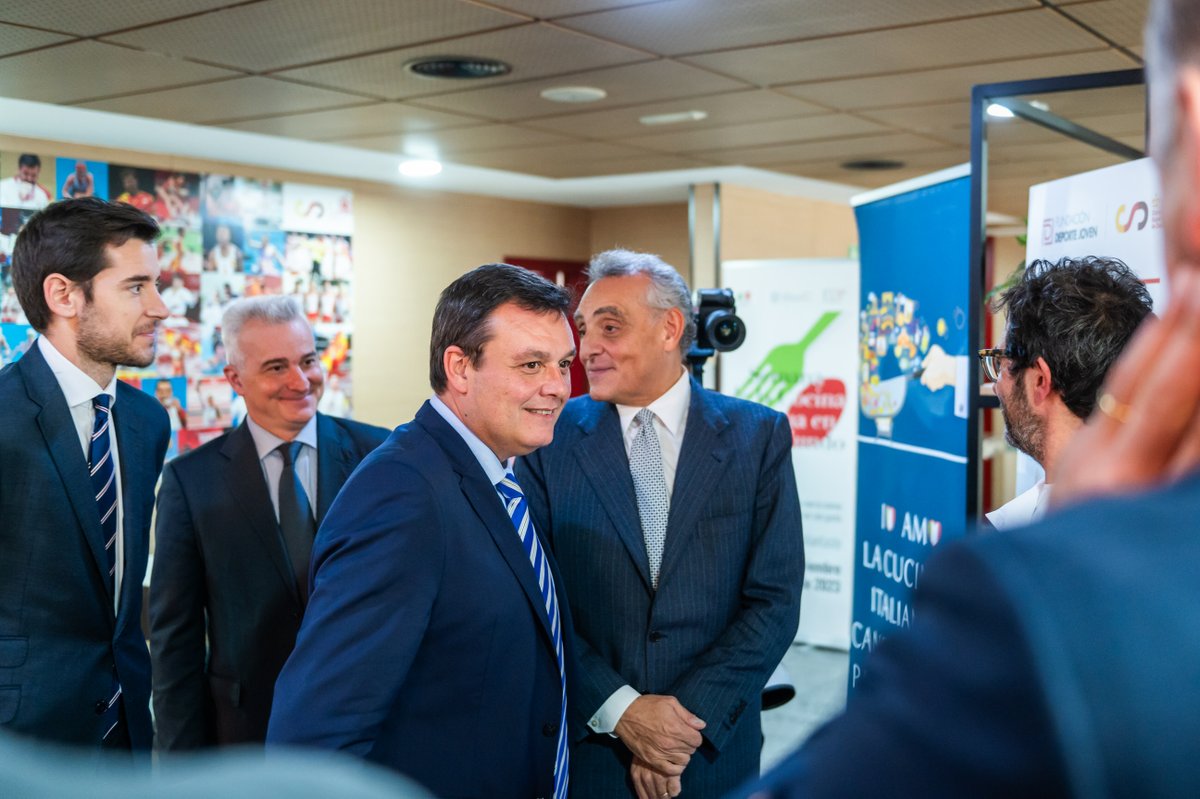 Italy in Spain tweet media