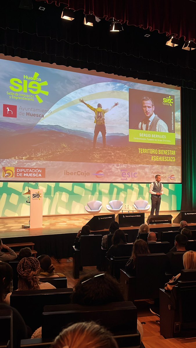 Arranca el #SIEHuesca23 reivindicando el bienestar en la sociedad y la economía. Aquí estamos esta mañana disfrutando de la presentación de <a href="/sbernues/">Sergio Bernués Coré</a> 👏🏼