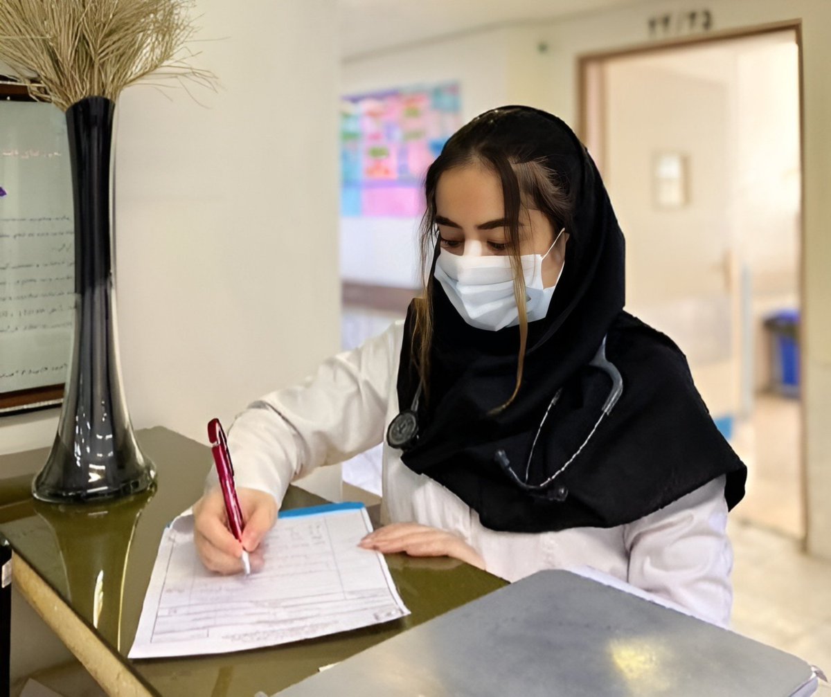 X4LIREZ4X's tweet photo. بهترین دوران‌ زندگیشو تفریح نکرد درس خوند، که دکتر مملکت بشه؛ اولِ جوونی‌ و آرزوهاش کشتنش‌. #آیلار_حقی https://t.co/u6jbHdjjQe