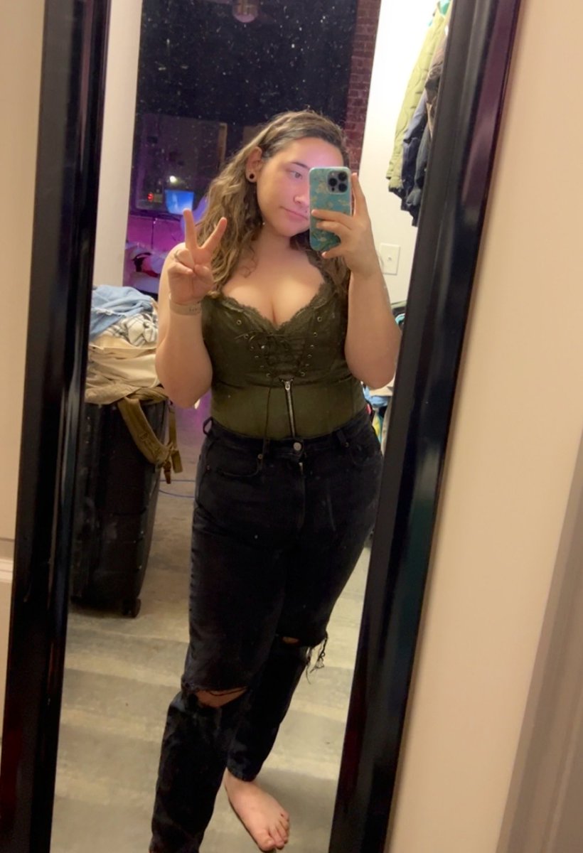 raesmind_'s tweet photo. just a friendly reminder that i’m hot https://t.co/crarCj9Gcq