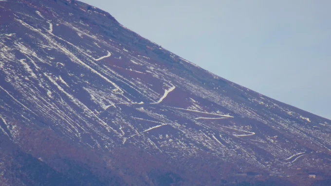 今日の富士山。 色彩がいつもよりやや濃く残雪模様がはっきりと浮かび上がっていてどこか艶めいた美しさを感じました。今日も推しが尊い。
