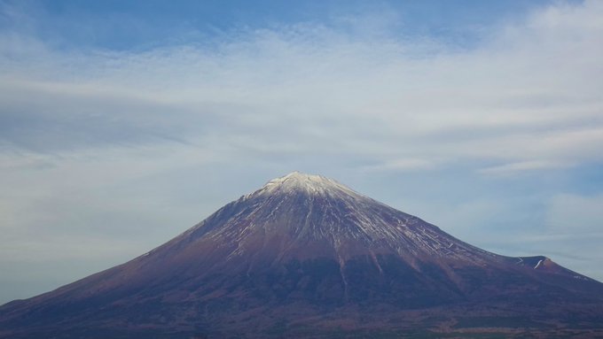 今日の富士山。 色彩がいつもよりやや濃く残雪模様がはっきりと浮かび上がっていてどこか艶めいた美しさを感じました。今日も推しが尊い。