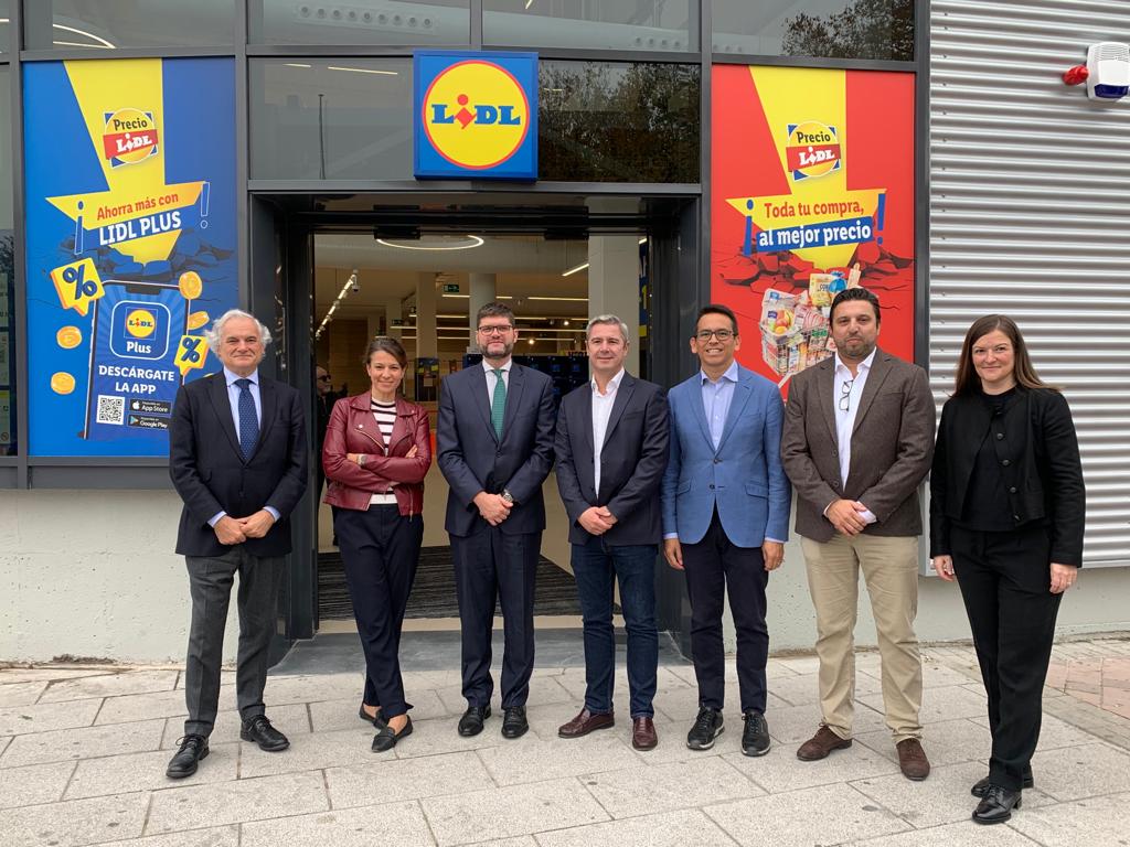 CushWakeSPAIN's tweet photo. #CWMakeAnImpact | Seguimos celebrando nuevas operaciones. Esta vez de nuestra vertical de Retail. Nueva operación con LIDL en Madrid.
Enhorabuena a nuestro equipo de #CWRetailParks #CWOOTREMEA por ayudar a revitalizar el Retail en Madrid.
🔗https://t.co/GXUjRKIfB8 https://t.co/hIPHzsry35