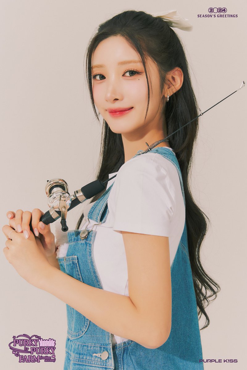 RBW_PURPLEKISS's tweet photo. [#퍼플키스]  

퍼플키스(PURPLE KISS)
2024 SEASON’S GREETINGS

🔹 CONCEPT PHOTO 🔹

▫ YUKI ▫ 
▫ CHAEIN ▫ 
▫ SWAN ▫

📍 예약 판매 기간
✔ ~ 2023.11.21 (화) PM 3:00

📍 비젠트몰
✔ https://t.co/i7ttJ4w7qp

#PURPLE_KISS #시즌그리팅
#유키 #채인 #수안
#Yuki #Chaein #SWAN
#PURKY_PURKY_FARM