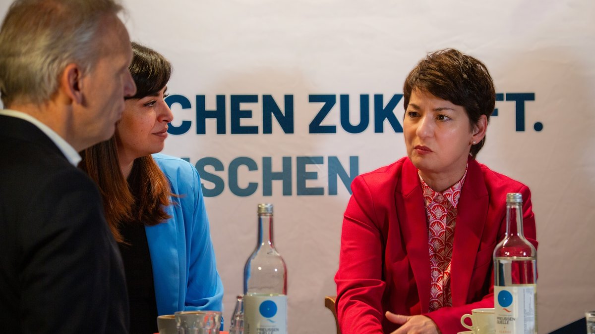 PEAG Gruppe (@peag_gruppe) on Twitter photo O-Töne von SPD-MdB <a href="/rasha_nasr_/">Rasha Nasr</a>, <a href="/VdU_eV/">VdU-Unternehmerinnen</a>-Präsidentin Jasmin Arbabian-Vogel (rechts) und PEAG-Geschäftsführer Andreas Schmincke aus der #PEAG Personaldebatte sind online. "Wir müssen besser werden in der Anerkennung der Bildungsabschlüsse", so Rasha Nasr ➡️ peag-online.de/news/podcast O-Töne von SPD-MdB <a href="/rasha_nasr_/">Rasha Nasr</a>, <a href="/VdU_eV/">VdU-Unternehmerinnen</a>-Präsidentin Jasmin Arbabian-Vogel (rechts) und PEAG-Geschäftsführer Andreas Schmincke aus der #PEAG Personaldebatte sind online. "Wir müssen besser werden in der Anerkennung der Bildungsabschlüsse", so Rasha Nasr ➡️ peag-online.de/news/podcast