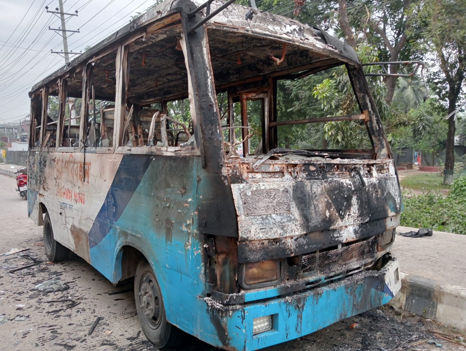 কালিয়াকৈরে ভোরে যাত্রীবাহী বাসে আগুন দিয়েছে দুর্বৃত্তরা