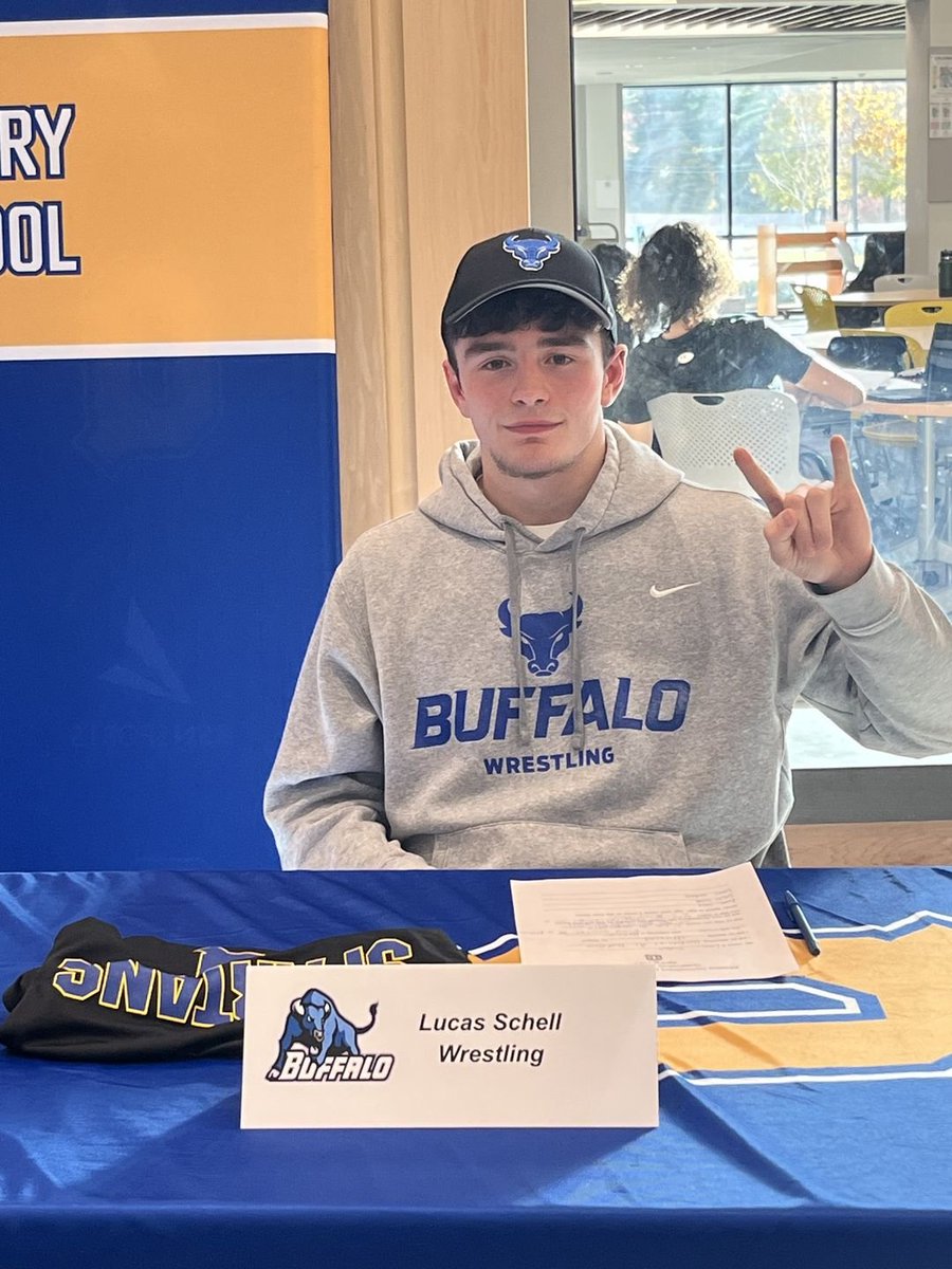 brschell51's tweet photo. Horns Up!   Both proud and honored.    #UBhornsUP #h https://t.co/RxlI6ywFVU