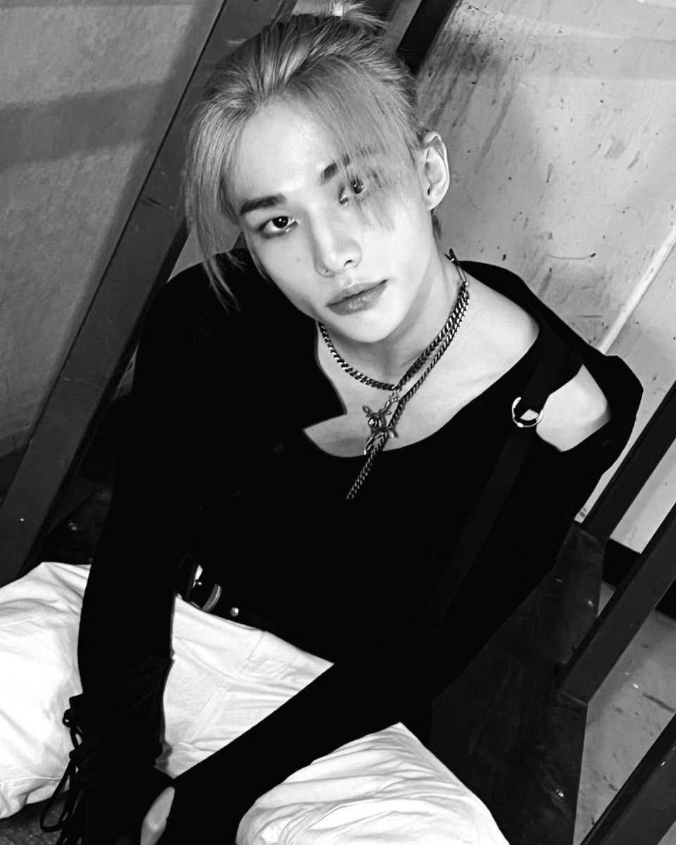 hyuntext's tweet photo. 231116 ⊹ instagram post ♡ 

glaring https://t.co/1Rdl3tU6ji