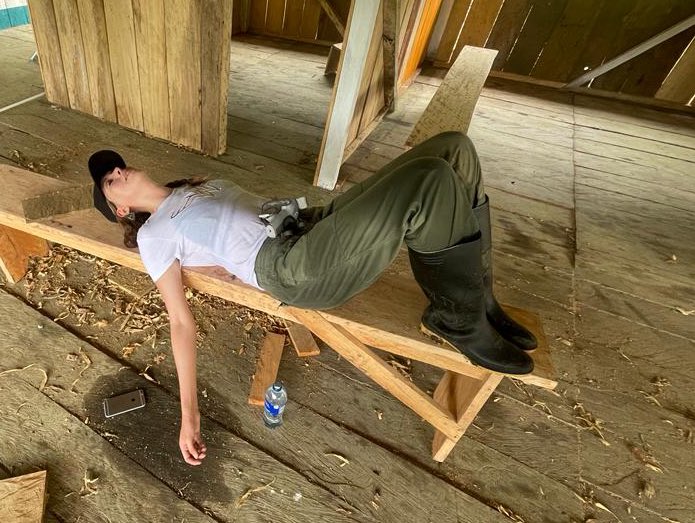 StephBatesPress's tweet image. Así termina uno después de caminar varias horas por las selvas y montañas de Piamonte, en el Cauca, para llegar a esos lugares olvidados de Colombia y hablar con la gente. Sudados, cansados, pero felices. El detrás de cámaras y de las entrevistas que muchos no conocen.