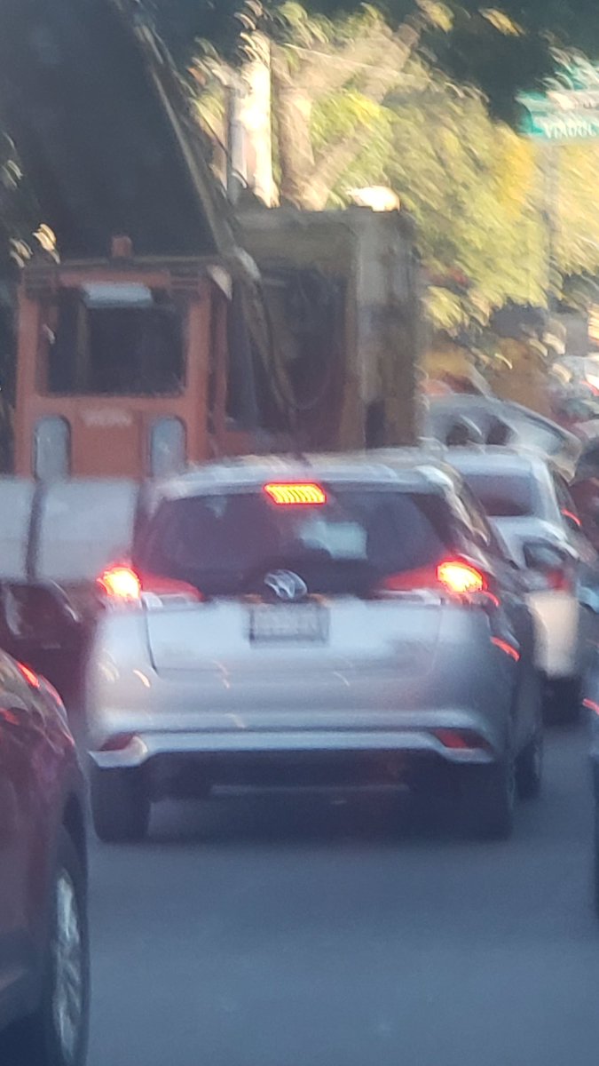 ISELAVT's tweet photo. @alfagonzalezm @TlalpanAl @elsoldelomas @TlalpanVecinos cuando creo q no habrá nada peor q basura, ambulantes, caos en ayuntamiento por que se dan vuelta en u, se les ocurre ya una semana dejar esos camiones que complican 200% más bajar por ahí. #trabajen https://t.co/nmGlo6hcHq