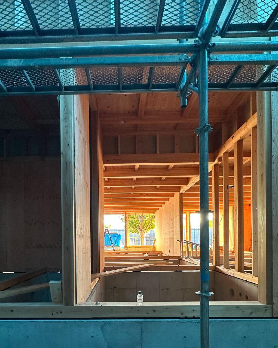 kinoarchi's tweet image. 奈良県斑鳩町のこども園、建方完了。ブルシートと木架構と樹木がつくる光のグラデーション。
@kino_architects #masahirokinoshita #kindergarten #woodstructure #nara #ikaruga #architecture