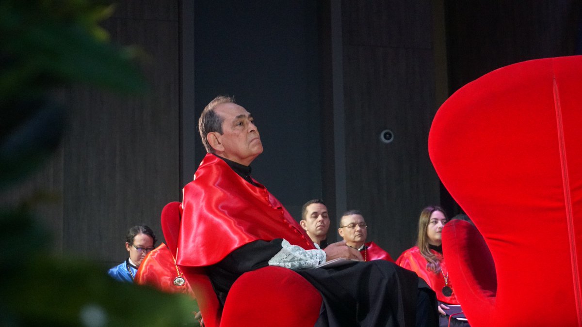 El emblemático docente Fernando Velásquez, recibió el Doctorado Honoris Causa por ser un referente en el estudio del derecho penal y la política criminal y, ante todo, un maestro para sus estudiantes.