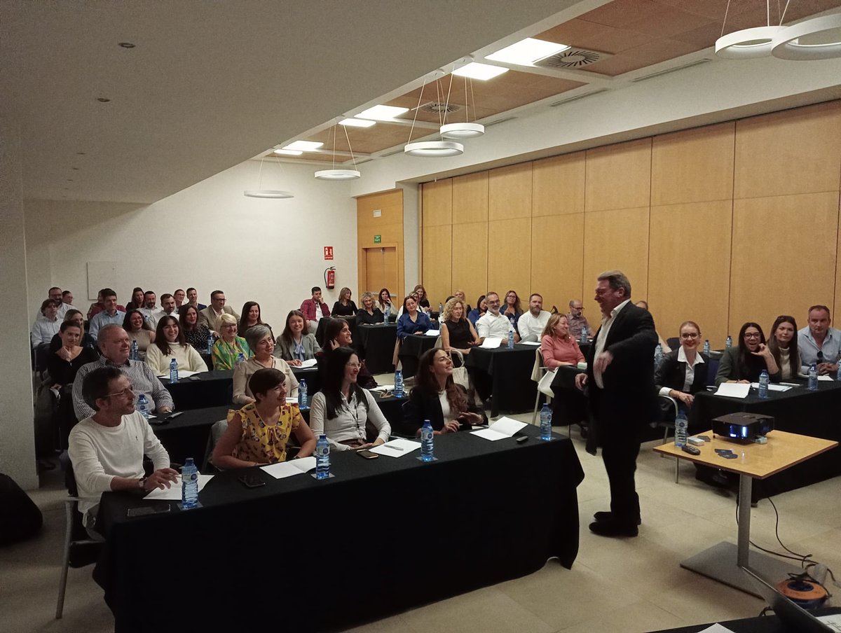 COAPI_Valencia's tweet photo. 🧑🏫Finaliza el ciclo formativo sobre Captación, Ventas y Negociación impartido por el consultor y formador inmobiliario 🗣 Josep Olivares con el módulo de Negociación en el que han participado más de 50 personas.
#YoSoyApiValencia #CoapiValencia #CoapiValenciaFormación https://t.co/kw4eTywQcF