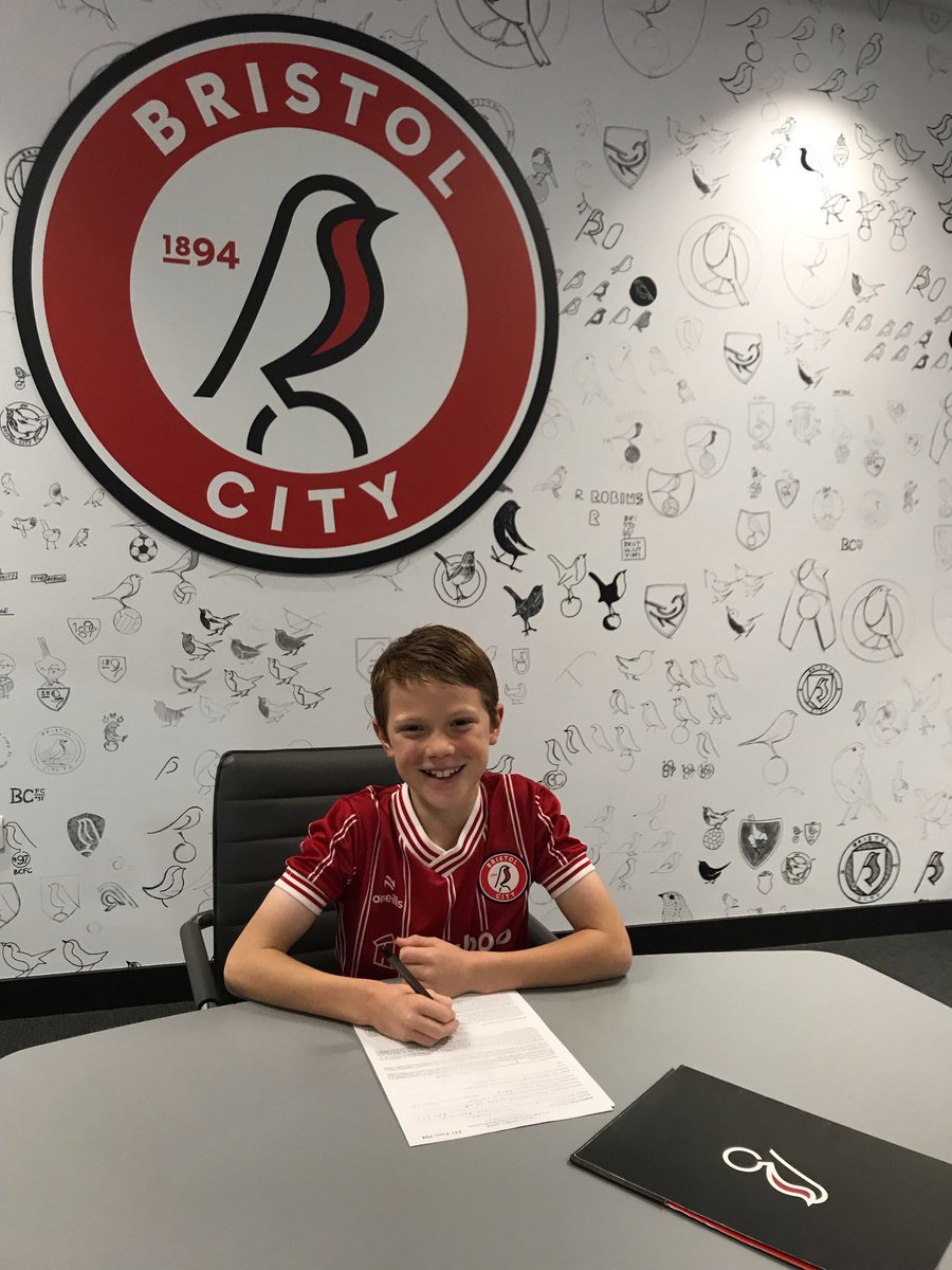 BristolCityAcad's tweet photo. 👏 Another exciting young player joins our Academy! 

✍️📸 A huge #BristolCity welcome to Zander! 

#BristolCity #Development https://t.co/96XCGFjp7f