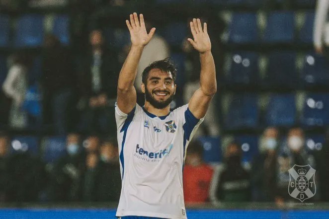 RadioMarcaTfe's tweet photo. 🏴󠁧󠁢󠁳󠁣󠁴󠁿⚽️ Mellot: "Quiero jugar en Primera con el Tenerife"

🗣️ "Desde los tres hasta los 18 años jugué como central, así que me siento bien ahí. Pienso que soy mejor lateral que central, pero juego dónde me diga el entrenador"

👉 https://t.co/eTIkhVKjEp https://t.co/mrdbKZQOb5