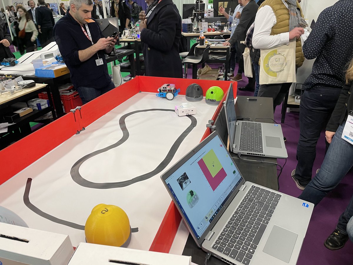 Présentation des activités d’initiation à l’IA sur le stand Technologie Services (K03) à Educ@Tech Expo ⁦<a href="/TechnologieSer1/">Technologie Services</a>⁩ ⁦<a href="/AxelHaentjens/">Axel Haentjens</a>⁩