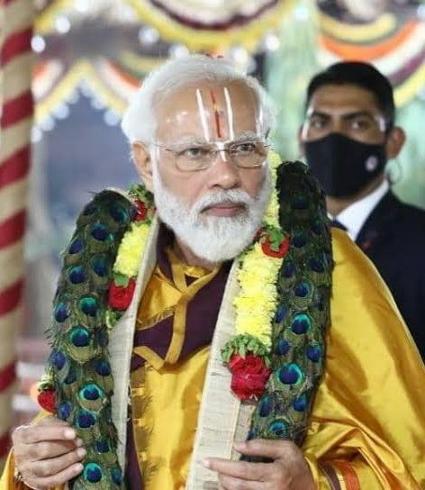 RebornManish's tweet photo. वोटिंग मशीन पर कमल के निशान को ऐसा दबाओ कि लगे

कि "उनको" फांसी दे रहे हो..
●●
माननीय प्रधानमंत्री ने स्वीकार कर लिया है कि  दस सालों में उन्होंने कमल के निशान को फांसी का तख्ता, जिबह का मकतल, खूंरेजी का सिंबल बना दिया है। 

कभी ये बाते फुसफुसाकर लोगो को समझाते थे। यह अच्छा हुआ कि प्रधानसेवक ने आगे बढ़कर, बुलंद आवाज में खुद ही मंच से ही घोषणा कर दी। 
●●
हमे भी अब साफ कहने में झिझक नही होगी। 
कि आपके पास चॉइस साफ है। 

कहीं करंट लगाना हो, कमल का बटन दबायें। फांसी लगानी हो, कमल का बटन दबायें। 

टकराव चाहिए, टाइट करना है, मिटा देना है, बर्बाद करना है, घर मे घुसकर मारना है। कमल का बटन दबाइये। 
●●
पीएम का वादा है, एक बटन दबाने से किसी की लिंचिंग, हत्या, अशांति, सुनिश्चित हो जायेगी। आप तो आराम से घर बैठें, आगे की जिम्मेदारी कमल निशान से जीतने वालो की होगी।

स्वयं प्रधानमंत्री ने कहा है तो उनकी भी होगी। शायद इस उद्यम के "जल्लाद इन चीफ" वे खुद ही होंगे। 
●●
सरकारें घोषणा पत्रों से फिर जाती है, भूल जाती हैं। पर निर्भय रहिये, कमल दल के लोग, इस घोषणा से कतई न फिरेंगे। 

इतिहास कहता है कि ये उनके मन का काम है। वे इसमें प्रवीण है। वे कपड़ो से पहचानकर यह कार्य करेंगे, और बखूबी करेंगे। 
●●
आप तो जब बूथ पर जाएं, पर्ची बनवाकर, मशीन की ओर बढ़ें, तो यह सोचकर आल्हादित हों, कि आप फांसी के तख्ते पर चल रहे हैं। 

सामने कोई मजलूम, मुंह पर काला कपड़ा डाले, गले मे फंदा पहने आपका इंतजार कर रहा है। एक बटन दबाते ही लीवर दबा। 

उसका बदन, हवा झूलता, छटपटाता महसूस करें। बीप की आवाज में उसकी विधवा का रूदन सुने। 

उंगली पर नीली स्याही लगे, तो समझें कि मकतूल के खून से आपका तिलक हुआ है। 

बूथ से घर तक लौटते हुए हुए हवाओ में जलती लाशों की बदबू, और कदमो के नीचे श्मशान की राख भी महसूस करें। 
●●
हत्या का पाप, खंजर, पिस्तौल या किसी मशीनरी के नजर नही होता साहब। अगर ट्रिगर पर उंगली आपकी है...

खंजर की मूठ पर हाथ आपका है, तो कोई और नही, आप हैं। तो बूथ पर, उस बटन पर उंगली आपकी होगी।  
 ●●
पर पीएम ऐसा नही मानते। वे हंसकर यह सब करने को, आपकी जिम्मेदारी अपने सर लेने को तैयार हैं। चुनावी रैली के मंच से उनका खुलेआम आमन्त्रण है। 

तो आप परिवार लेकर अवश्य जायें। सबको वही बटन दबाने का आदेश दें। 

बेटे, बहू, पोते, बाई, पुत्र को पीएम का संदेश बतायें - वोटिंग मशीन पर कमल के निशान को ऐसा दबाओ कि लगे कि तुम सब...

किसी को फांसी दे रहे हो !!