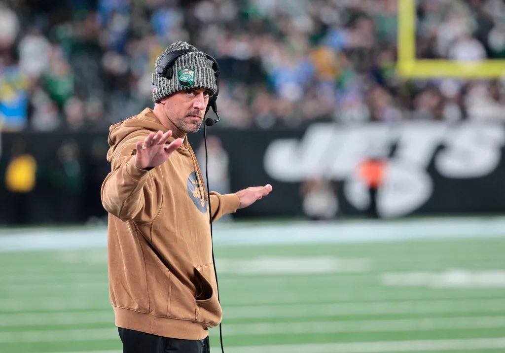 Turbo__set's tweet photo. ¿Navidad adelantada? Aaron Rodgers podría volver a jugar en diciembre 🎁🎄

El mariscal de los New York Jets podría concretar uno de los regresos más históricos de la #NFL . 

El campeón del Super Bowl XLV y cuatro veces MVP de la liga, este martes coqueteó con volver al campo de juego solo cuatro meses después de romperse el tendón de Aquiles, una lesión que comúnmente tarda hasta nueve en sanar.

#TakeFlight

🧵En este pequeño hilo, repasaremos cómo fue la lesión, su historial de métodos llamativos que ha utilizado y la nueva técnica curativa.