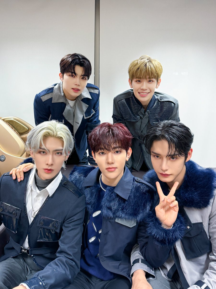 ZB1_official's tweet photo. _𝗭𝗘𝗥𝗢𝗙𝗢𝗖𝗨𝗦

제로베이스원은 언제나
제로즈의 친한친구🤝🏻🩵

.･*･ ∧,,∧ ∧_∧ ･*･
'.　 ( ｡･ω･)(･ω･｡ )　.'
　'･ | つ♥と |.･'
　　*ﾟ' ･｡｡･ﾟ '*
     
#ZEROBASEONE #ZB1
#제로베이스원 
#MELTINGPOINT #CRUSH #가시
#ZEROBASEONE_CRUSH https://t.co/LBr2AWLkSj