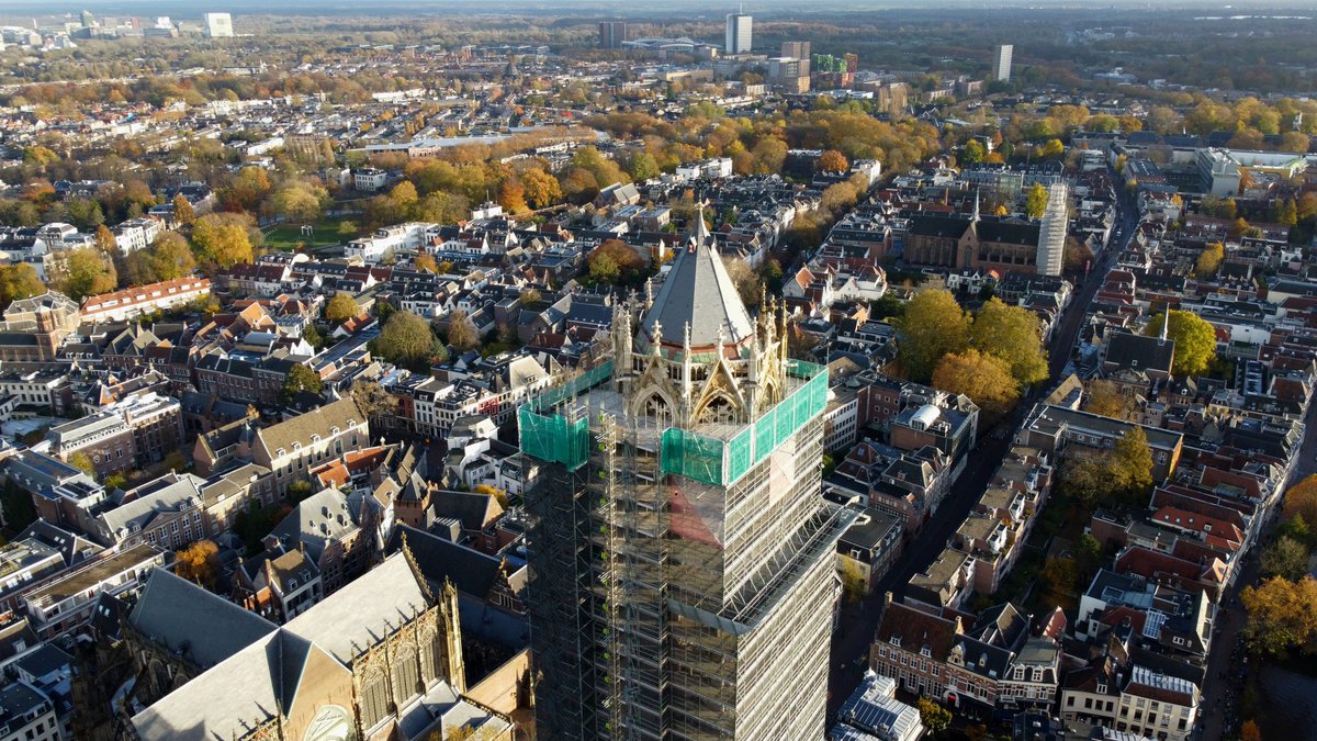Nou Utrecht. Daar is ze dan. De eerste meters Domtoren zijn terug. Wat is ze mooi. En cute. En licht. Stay tuned: er is steeds meer Domtoren zichtbaar. Volgend jaar is de toren weer helemaal terug.