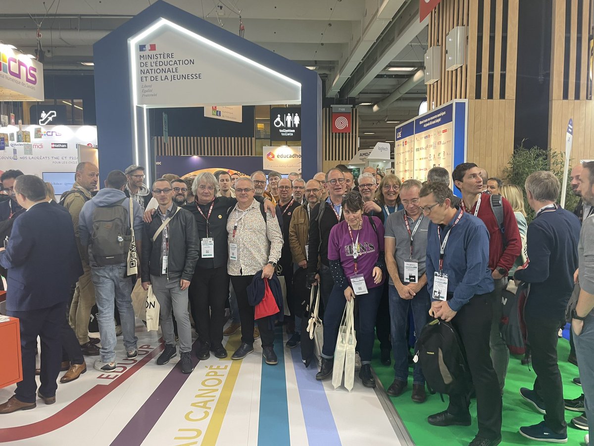 AftrnTice's tweet photo. Beaucoup plus de monde aujourd’hui, tellement que la mise en place fut laborieuse, d’où le désordre visible sur la photo. Rendez-vous demain , même heure, même endroit https://t.co/hMnPepW6ts
