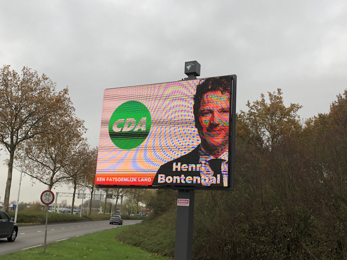 JackBegijn's tweet photo. Zie Henri ‘shinen’ op de matrix/Led schermen bij de toegangswegen naar Terneuzen.

Het nieuwe CDA wil met een nieuwe generatie aan de slag voor een fatsoenlijk land. Waar iedereen het goed heeft en we omzien naar elkaar. https://t.co/7YQrE5McUM