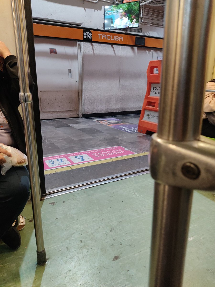 krmndo23's tweet photo. @MetroCDMX Línea 7 dirección el Rosario parado en Tacuba por más de 10 minutos, que pasa???!!! 😒 https://t.co/NdPUH2hcBt
