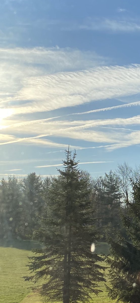 ErnieAgee's tweet photo. Abundant Contrails signify changing weather https://t.co/vBeujFcLf4
