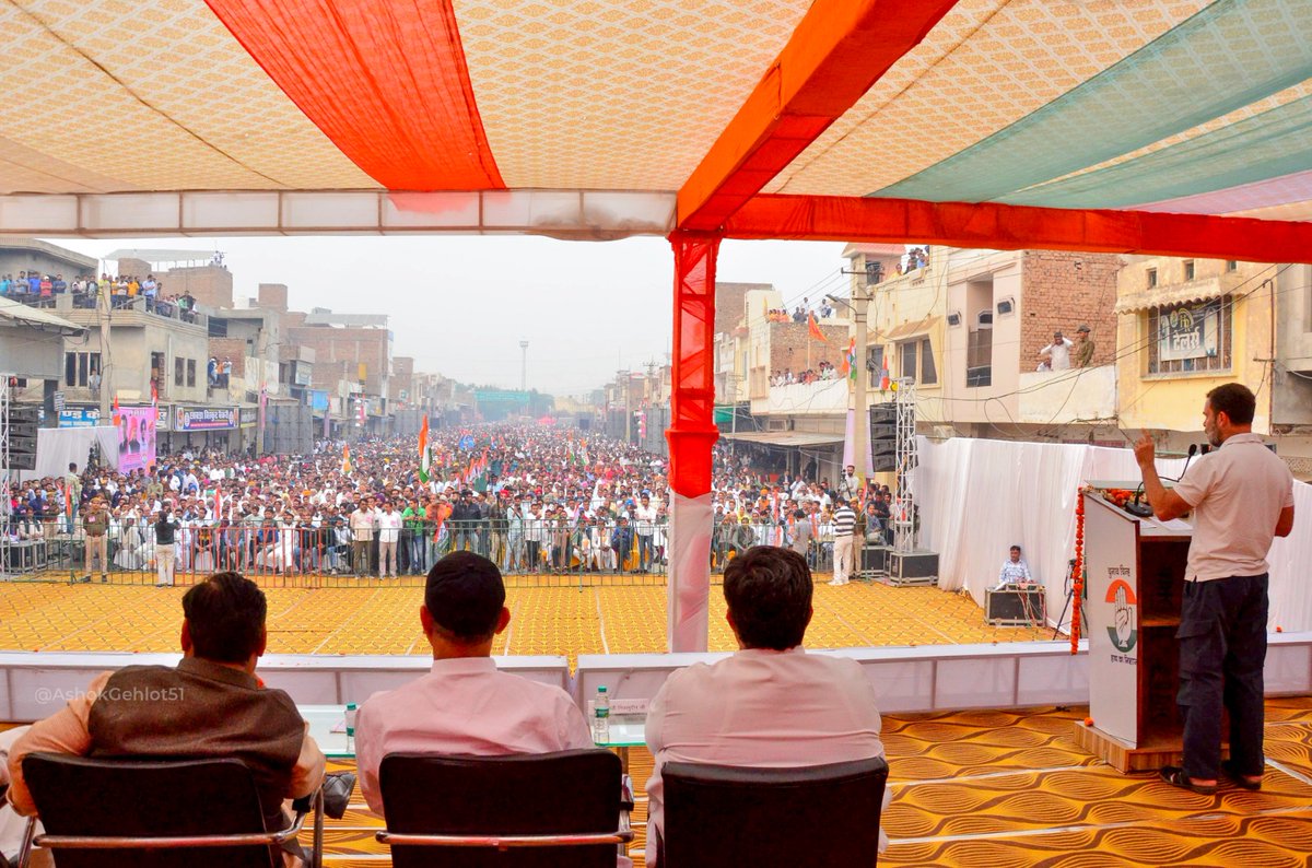 ashokgehlot51's tweet photo. ये तस्वीरें कर रहीं हैं बयान
गारंटी से नं 1 बनता राजस्थान

सादुलशहर (श्रीगंगानगर) के हर गली, मोहल्ले और मकानों से श्री राहुल गांधी के आह्वान पर उमड़ा ये जनसैलाब कांग्रेस की गारंटी यात्रा को मिल रहे अपार समर्थन का गवाह है।

इस दौरान क्षेत्र की प्रगति की गति को 10 गुना करने हेतु प्रत्याशी श्री जगदीश जांगिड़ को मतदान करने का आग्रह किया।

कांग्रेस की गारंटियां हर वर्ग, हर क्षेत्र व हर समाज को साथ लेकर अव्वल राजस्थान गढ़ने को तैयार हैं।

@RahulGandhi
#कांग्रेस_की7गारंटी
#कांग्रेस_फिर_से