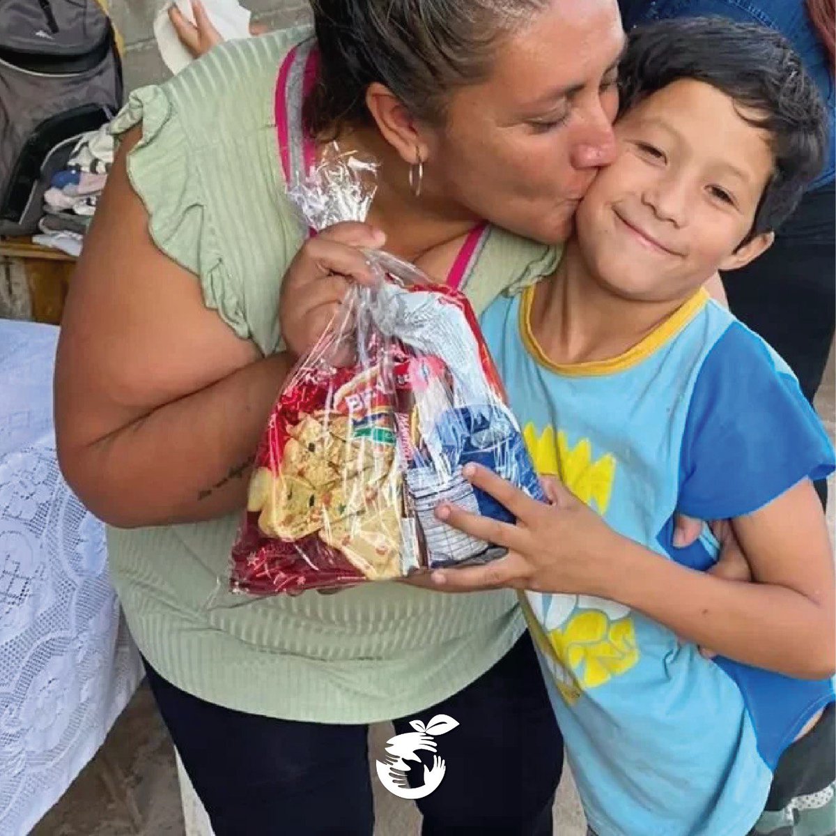 ¡El amor se demuestra de muchas maneras! Besos, juegos y alimentación son una fórmula perfecta para que los niños y niñas de Colombia sigan alimentando sus sueños de un futuro prometedor. #BancosDeAlimentos 💚🧡 #AlimentandoSueños💜