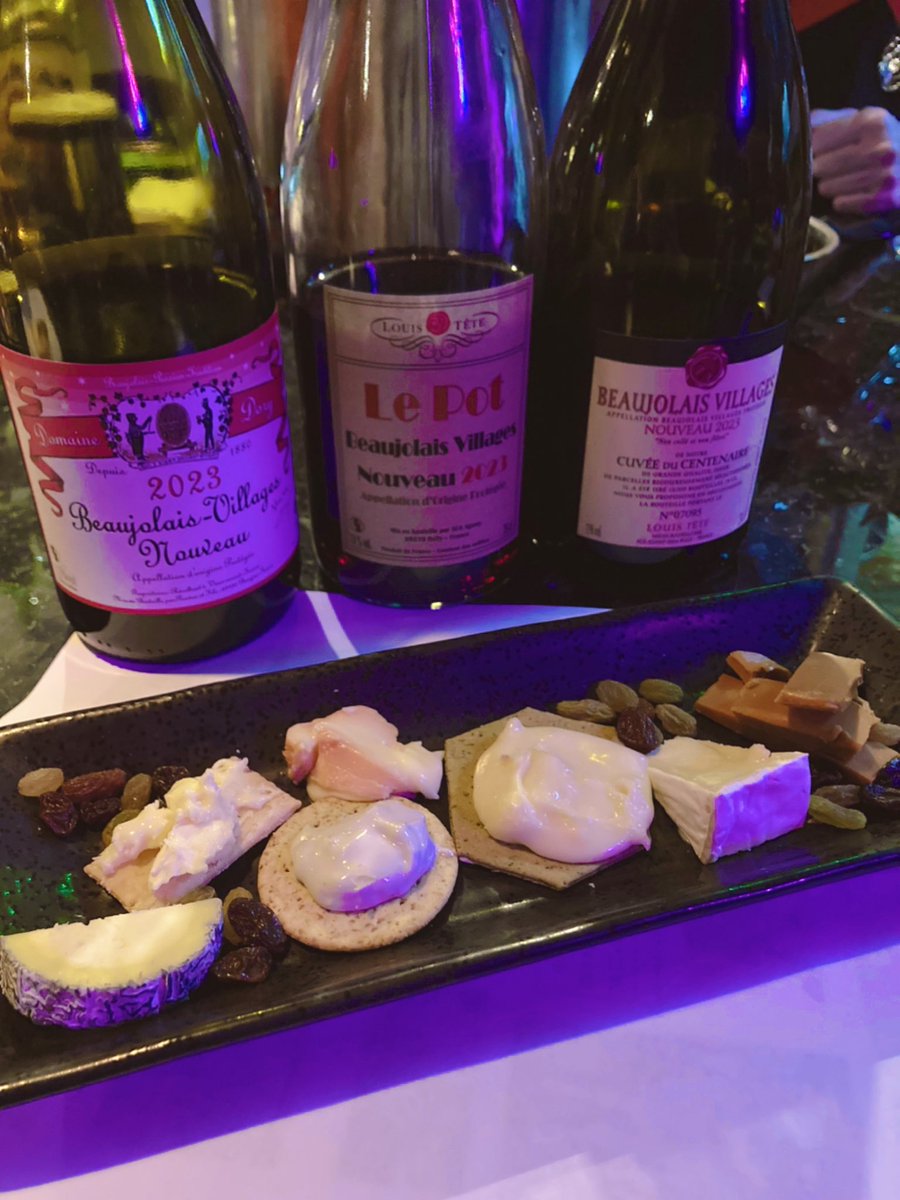 彩さんのビーフシチューにボジョレーヌーボー、ファイヤーヨーコさんのチーズ盛り🤤❤️豪華すぎる