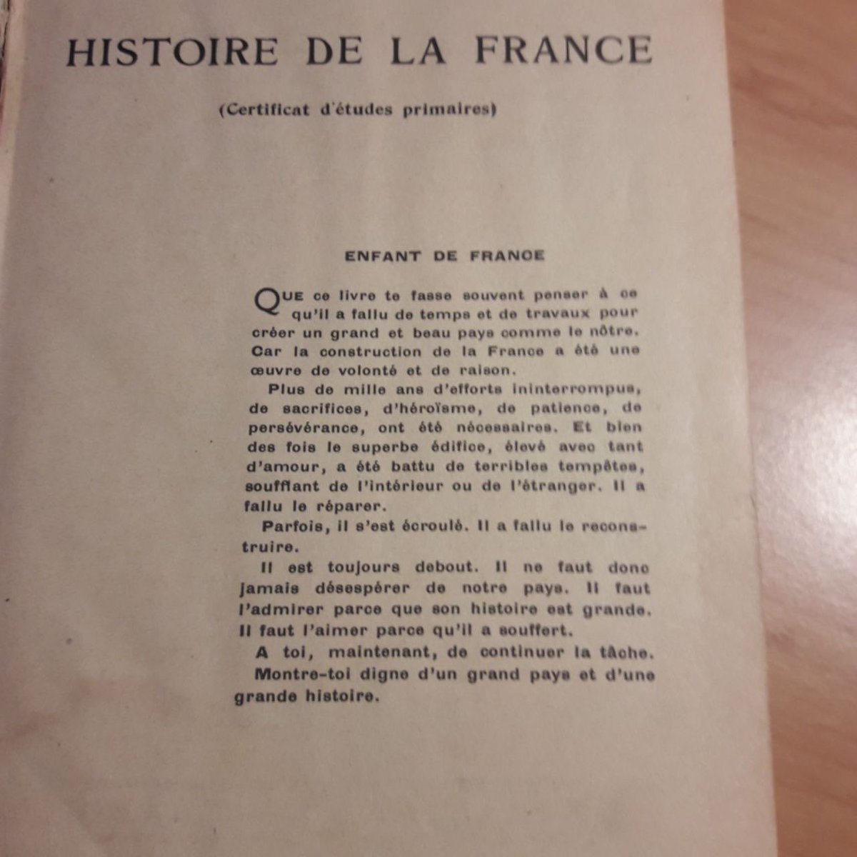 🟡 Il y a quelques années, nos enfants pouvaient apprendre la grande Histoire de France et apprendre à aimer notre pays. Quelle belle époque c’était pour l’école.

🏫 Pour retrouver une école du mérite et de l’excellence, rejoignez les Parents Vigilants : protegeons-nos-enfants.fr