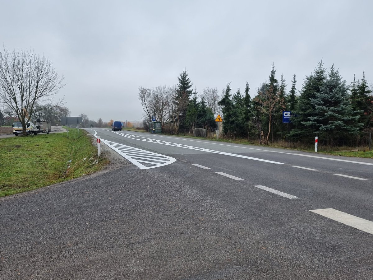 GDDKiA_Lodz's tweet photo. Zakończyliśmy malowanie nowego oznakowania na #DK14 w Dobrej! Jutro montowane będą wysepki i część znaków. W przyszłym tygodniu zakończenie prac mających poprawić tam bezpieczeństwo. @GDDKiA_Lodz @GDDKiA https://t.co/DXRmINUmsV