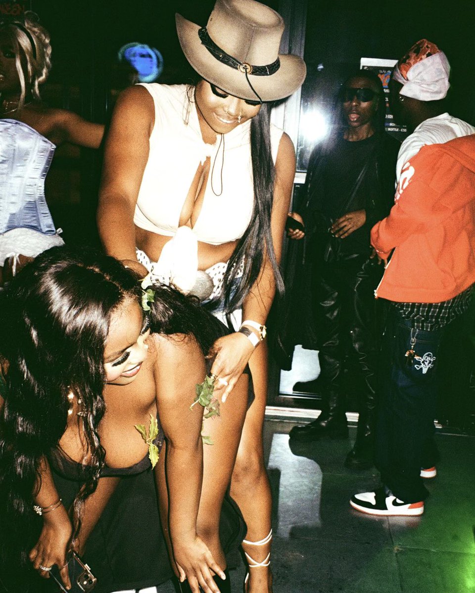 galactamelanin's tweet photo. some flicks from our halloween party w @playpiem 👻😍 https://t.co/bz4AkEspVB