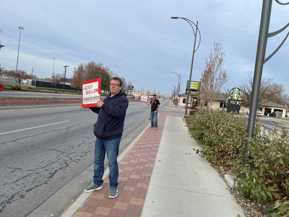 WestIALaborFed's tweet photo. The #RedCupRebellion is ON in Council Bluffs, Iowa today! We stand with @SBWorkersUnited in their fight for a #union. #unionbustingisdisgusting https://t.co/O9Xffh5GKh